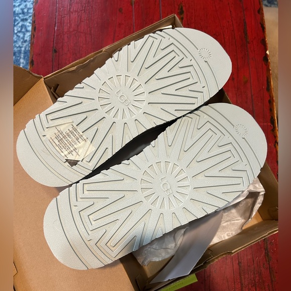 Ugg Tazz size 9 Goose color - Picture 5 of 5